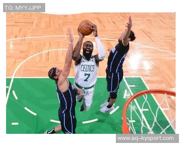 杰伦布朗上半场火力全开狂砍27分5篮板5助攻3抢断三分球命中率惊人 杰伦布朗上半场火力全开狂砍27分5篮板5助攻3抢断三分球命中率惊人