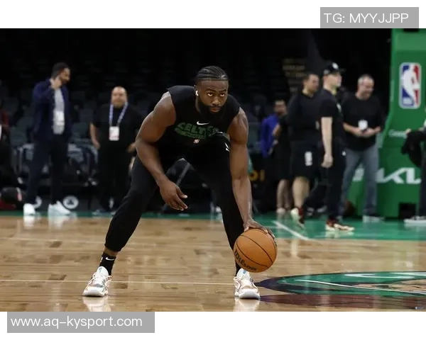 杰伦布朗状态低迷半场表现惨淡仅得6分并贡献4次失误正负值惨遭17 杰伦布朗状态低迷半场表现惨淡仅得6分并贡献4次失误正负值惨遭17