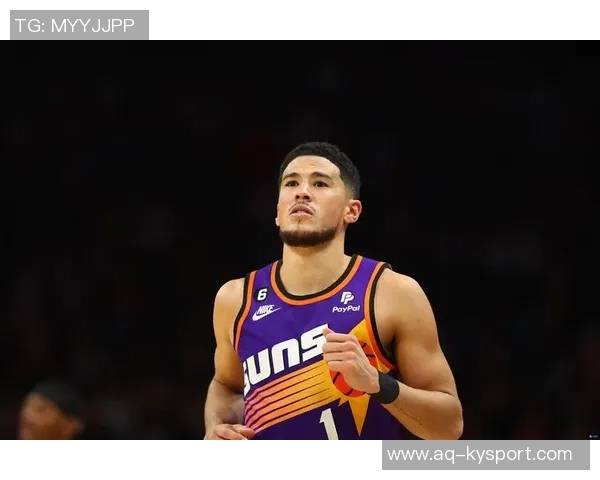 布克表现出色半场10投6中贡献16分2篮板3助攻1盖帽展现全面能力